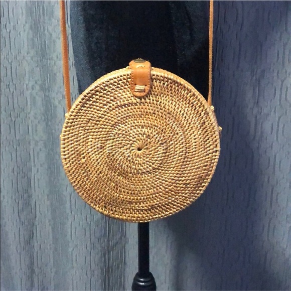 Large rattan round purse with leather strap - Picture 5 of 10